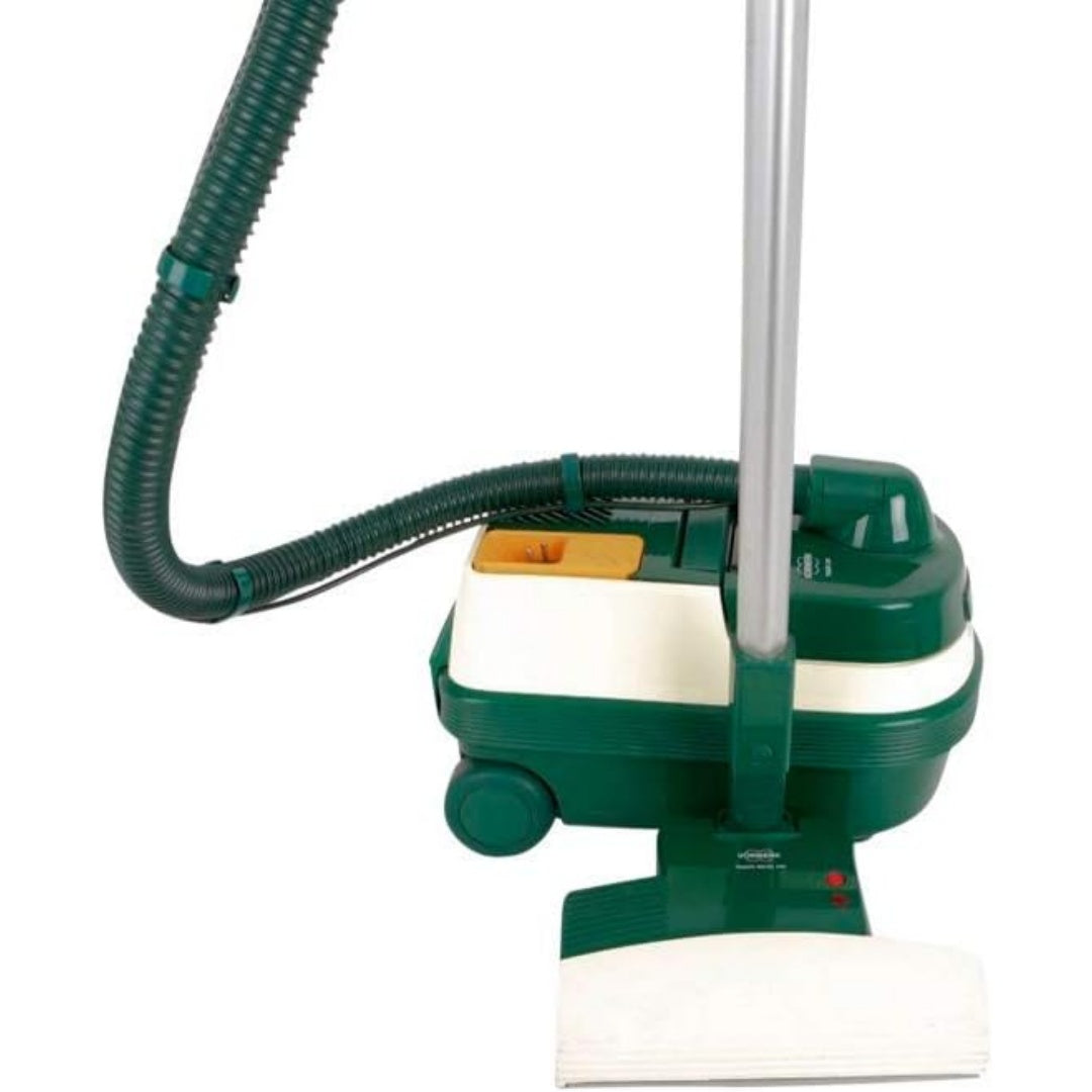 Aspirateur de sol sur roues associant la collecte de la poussiere et l'entretien des sols