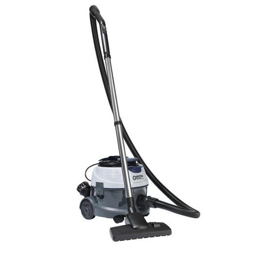 Aspirateur a cuve associant la collecte de l'eau et des poussieres et l'entretien des surfaces de l'atelier